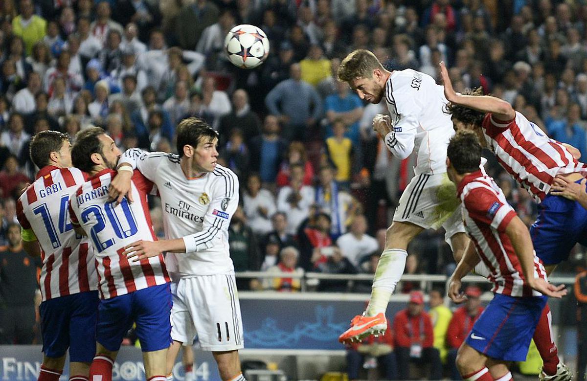 Ramos bật cao đánh đầu như búa bổ, đánh bại hoàn toàn Thibaut Courtois, gỡ hòa 1-1 cho Real.