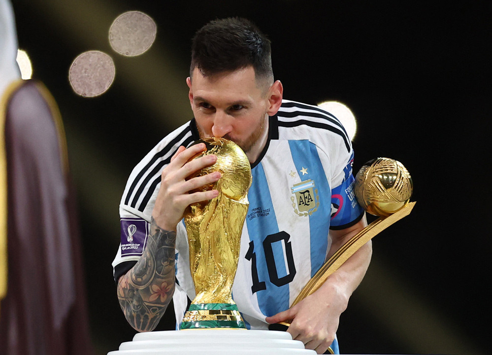 Messi và chiếc cúp vô địch World Cup 2022 Messi và chiếc cúp vô địch World Cup 2022