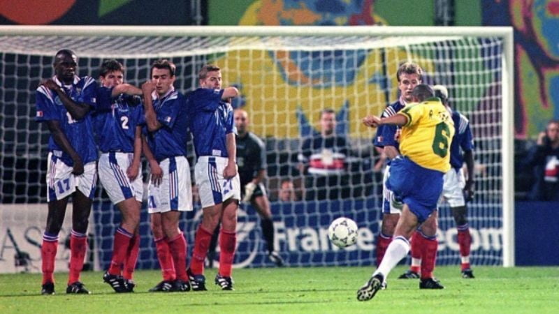 Danh thủ Roberto Carlos là huyền thoại đá phạt trực tiếp Danh thủ Roberto Carlos là huyền thoại đá phạt trực tiếp