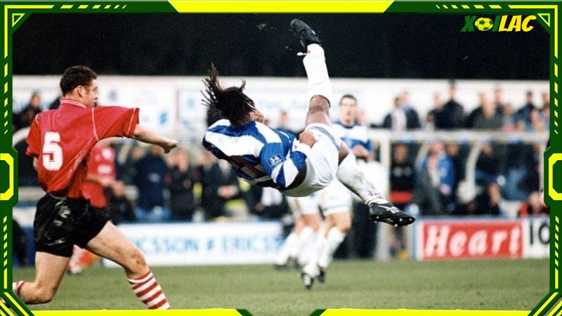 Bàn xe đạp chổng ngược của Trevor Sinclair vào lưới Barnsley Bàn xe đạp chổng ngược của Trevor Sinclair vào lưới Barnsley
